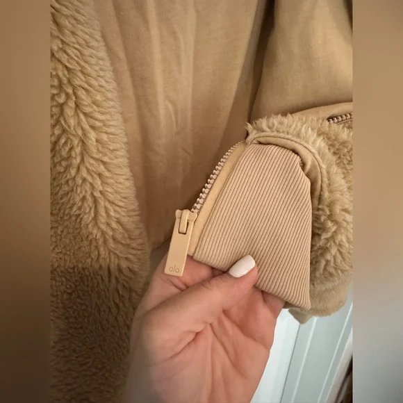 NWOT ALO FOXY SHERPA JACKET CAMEL SIZE SMALL SOLD OUT! - Picture 7 of 12